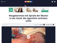 Bild zum Artikel: Neugeborenes mit Spirale der Mutter in der Hand, die eigentlich verhüten sollte