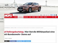 Bild zum Artikel: Auf Hafengeburtstag: Hier löst die Militärpolizei eine Anti-Bundeswehr- Demo auf