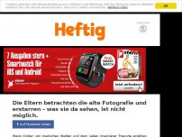 Bild zum Artikel: Die Eltern betrachten die alte Fotografie und erstarren – was sie da sehen, ist nicht möglich.