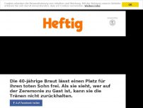 Bild zum Artikel: Die 40-jährige Braut lässt einen Platz für ihren toten Sohn frei. Als sie sieht, wer auf der Zeremonie zu Gast ist, kann sie die Tränen nicht zurückhalten.