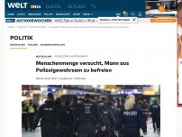 Bild zum Artikel: Düsseldorf Hauptbahnhof: Menschenmenge versucht Mann aus Polizeigewahrsam zu befreien