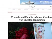 Bild zum Artikel: Freunde und Familie nehmen Abschied von Chester Bennington