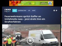 Bild zum Artikel: Feuerwehrmann spritzt Gaffer an Unfallstelle nass – jetzt droht ihm ein Strafverfahren