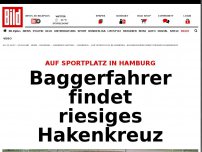 Bild zum Artikel: Auf Sportplatz in Billstedt - Baggerführer findet riesiges Hakenkreuz
