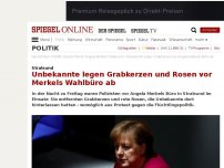 Bild zum Artikel: Stralsund: Unbekannte legen Grabkerzen und Rosen vor Merkels Wahlbüro ab