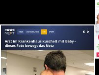 Bild zum Artikel: Arzt im Krankenhaus kuschelt mit Baby - dieses Foto bewegt das Netz