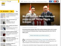 Bild zum Artikel: Mesut Özil und Ilkay Gündogan posieren mit Recep Tayyip Erdogan