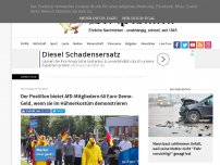 Bild zum Artikel: Der Postillon bietet AfD-Mitgliedern 60 Euro Demo-Geld, wenn sie im Hühnerkostüm demonstrieren