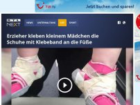 Bild zum Artikel: Erzieher kleben kleinem Mädchen die Schuhe mit Klebeband an die Füße