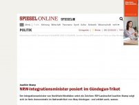 Bild zum Artikel: Joachim Stamp: NRW-Integrationsminister posiert im Gündogan-Trikot