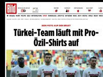 Bild zum Artikel: Sein Foto auf der Brust - Türkei-Team läuft in Özil-Shirts auf