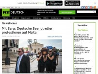 Bild zum Artikel: Mit Sarg: Deutsche Seenotretter protestieren auf Malta