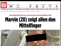 Bild zum Artikel: Er raste fünf Menschen tot - Marvin (20) zeigt allen den Mittelfinger