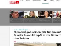 Bild zum Artikel: Niemand gab seinen Sitz für ihn auf: Blinder Mann kämpft in der Bahn mit den Tränen