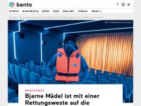 Bild zum Artikel: Bjarne Mädel ist mit einer Rettungsweste auf die Berlinale, um für Seenotrettung zu protestieren