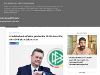 Bild zum Artikel: Grindel schaut auf seine geschenkte 15.000-Euro-Uhr, ob es Zeit ist zurückzutreten