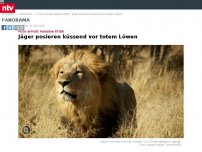 Bild zum Artikel: Foto erntet massive Kritik: Jäger posieren küssend vor totem Löwen