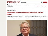 Bild zum Artikel: Mit Segelboot gekentert: Seenotretter ziehen Ex-Bundespräsident Gauck aus dem Wasser