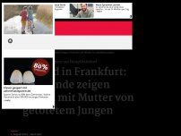 Bild zum Artikel: ICE-Mord in Frankfurt: Tausende zeigen Solidarität mit Mutter von getötetem Jungen