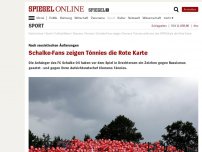 Bild zum Artikel: Nach rassistischen Äußerungen: Schalke-Fans zeigen Tönnies die Rote Karte
