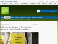 Bild zum Artikel: Schaufensterpuppen in Schneeberg wünschen Deutschen Frohes Fest