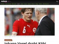 Bild zum Artikel: Johann Vogel droht Köbi Kuhn, in den Flieger zu steigen, um ihm «eins zu tätschen»