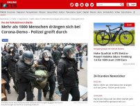 Bild zum Artikel: Vor der Volksbühne - 1000 Menschen drängen sich bei Berliner Corona-Demo - Polizei greift durch