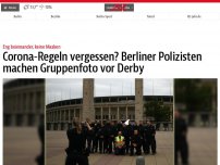 Bild zum Artikel: Corona-Regeln vergessen? Berliner Polizisten machen Gruppenfoto vor Derby