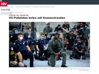 Bild zum Artikel: Zeichen der Solidarität: US-Polizisten knien mit Demonstranten