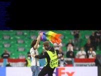Bild zum Artikel: Bei Hymne: Flitzer posiert mit Regenbogenfahne vor ungarischer Mannschaft - Fans mit homophoben Sprechchören