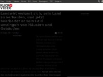 Bild zum Artikel: Landwirt weigert sich, sein Land zu verkaufen, und jetzt bearbeitet er sein Feld umzingelt von Häusern und Gebäuden