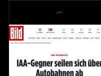 Bild zum Artikel: „Bringen alle in Gefahr“ - IAA-Gegner seilen sich von Autobahnbrücke ab