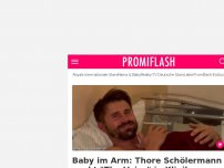 Bild zum Artikel: Baby im Arm: Thore Schölermann guckt 'The Voice' in Klinik