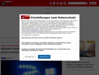 Bild zum Artikel: Feier an Schule eskaliert: Männergruppe kreist Polizisten ein:...