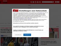 Bild zum Artikel: Frankfurt gegen Freiburg - Bundesliga-Spiel unterbrochen! Aktivisten binden sich an Pfosten fest