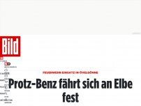 Bild zum Artikel: Einsatz in Övelgönne - Protz-Benz fährt sich an Elbe fest