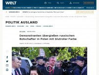 Bild zum Artikel: Demonstranten übergießen russischen Botschafter in Polen mit blutroter Farbe