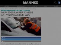 Bild zum Artikel: VIDEO: Autofahrer reicht es und schiebt Klima-Aktivistin mit seinem Mercedes aus dem Weg