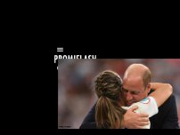 Bild zum Artikel: Protokollbruch: Prinz William umarmt Fußballerinnen herzlich
