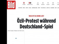 Bild zum Artikel: Was ist da denn los? - Özil-Protest während Deutschland-Spiel