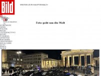 Bild zum Artikel: Foto geht um die Welt - Dutzende Muslime beten am Brandenburger Tor